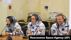 Dalam foto yang dirilis oleh Badan Antariksa Rusia Roscosmos tampak (dari kiri ke kanan), aktris Yulia Peresild, sutradara Klim Shipenko, dan kosmonaut Anton Shkaplerov dalam konferensi pers sebelum keberangkatan mereka ke ISS pada 5 Oktober 2021. (Foto: Roscosmos via AP)