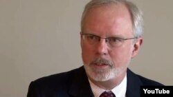 លោក ​ដេវីដ ស្ហៀរ​ (David Shear) ឯកអគ្គរដ្ឋ​ទូត​សហរដ្ឋ​អាមេរិក​ប្រចាំ​នៅ​ប្រទេស​វៀតណាម។