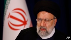 Presiden iran Ebrahim Raisi berbicara dalam konferensi pers di New York, pada 20 September 2023. (Foto: AP/Jason DeCrow)