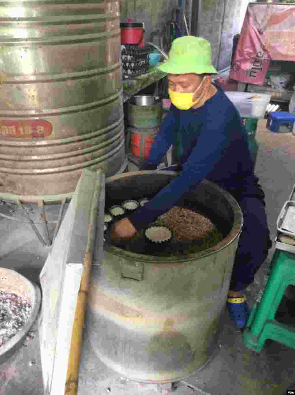 Some bakers say modern ovens are not suitable for making the unique Thonburi neighborhood pastry of Portuguese origin. (Steve Herman/VOA News)