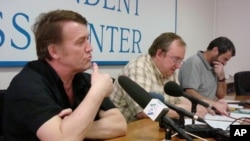 Shamil Sultanov, Vitaliy Ponomarev, Arkadiy Dubnov at Independent Press Center in Moscow