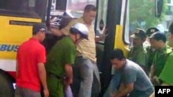 Công an Việt Nam trấn áp người biểu tình chống Trung Quốc tại Hà Nội ngày 17/7/2011