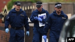 Polisi melakukan penyelidikan di kawasan permukiman di Elsmore Road, Fallowfield, Manchester, Rabu (24/5). Seorang pemimpin masyarakat mengatakan, walaupun keluarga Abedi terkenal di kota Manchester, tersangka pembom Salman Abedi sendiri jarang menghadiri pertemuan masyarakat.