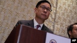 香港大律师公会主席 杜淦堃。 （美联社照片）Victor Dawes, chairman of the Hong Kong Bar Association, speaks to the media during a visit to Beijing on Wednesday, April 12, 2023. (AP Photo/Ng Han Guan)