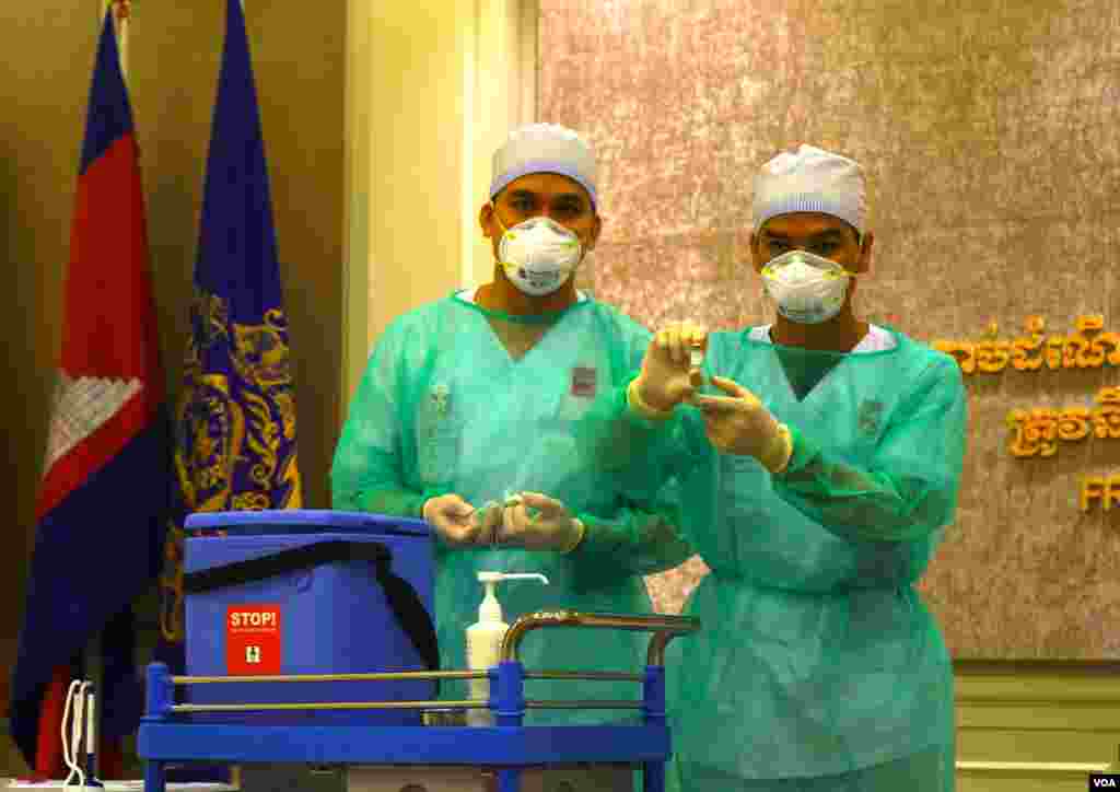 ក្រុម​គ្រូពេទ្យ​ ចាក់​វ៉ាក់សាំង​ស៊ីណូហ្វាម​ ​ដល់​ឥស្សរជន​ជាន់​ខ្ពស់​ នៅ​មន្ទីរពេទ្យ​កាល់ម៉ែត​ នៅ​ភ្នំពេញ​ ថ្ងៃ​ទី១០​ ខែ​កុម្ភៈ ឆ្នាំ​២០២១។ (ខាន់ សុគុំមនោ​/វីអូអេ)