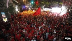 Demonstran anti-pemerintah 'Kaos Merah' melakukan unjuk rasa di pusat perbelanjaan Bangkok, Minggu 9 Januari 2011.