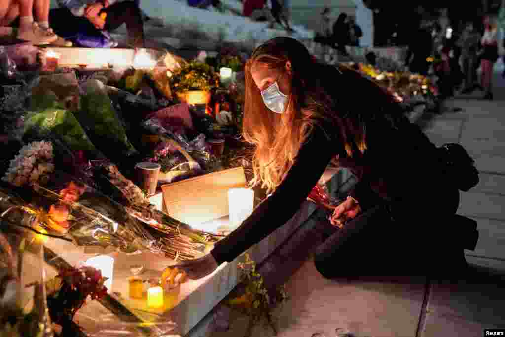 2020年9月18日，美国首都华盛顿最高法院外，人们聚在一起悼念最高法院大法官的鲁思·拜德·金斯伯格。(路透社图片)