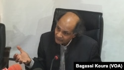 Gaetan Mootoo, chercheur à Amnesty International, lors d’une conférence de presse sur les résultats d’investigation de l’organisation des Droits humains sur les victimes du putsch du 16 septembre au Burkina, Ouagadougou, 14 octobre 2015. Photo Bagassi Koura