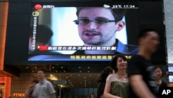Edward Snowden sur un écran de télévision d'un centre commercial de Hong Kong