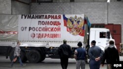 Ukraine -- Workers go to unload a truck from a convoy allegedly carrying humanitarian aid supplies from Russia, in Donetsk, March 19, 2015