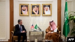 ԱՄՆ պետքարտուղար Էնթոնի Բլինքենը Ռիադում Սաուդյան Արաբիայի արտաքին գործերի նախարար արքայազն Ֆեյսալ բին Ֆարհանի հետ հանդիպման ժամանակ։ 14 հոկտեմբերի, 2023 թ.