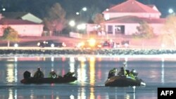 ওয়াশিংটনের রিগান ন্যাশনাল এয়ারপোর্টের কাছে একটি বিমান ও হেলিকপ্টার বিধ্বস্ত হওয়ার পরে উদ্ধারকারী নৌকাগুলো পোটোম্যাক নদীতে অনুসন্ধান করছে। ৩০ জানুয়ারি, ২০২৫।