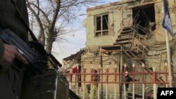 Cảnh sát cho hay tay đánh bom đã kích ngòi nổ tại một chốt kiểm sốt tại trung tâm thành phố Kunduz.