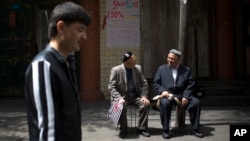 Các giới chức Trung Quốc tại Tân Cương đã lập ra ngân quỹ gần 50 triệu đôla để thưởng cho ai cung cấp thông tin dẫn tới việc bắt giữ hoặc giết chết các nghi can khủng bố.