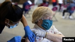 Một bệnh nhân ở Michigan, Mỹ, được chích ngừa vaccine Pfizer-BioNTech 