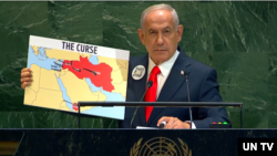 بنیامین نتانیاهو، نخست‌وزیر اسرائیل، در جریان سخنرانی خود در مجمع عمومی سازمان ملل به از بین رفتن نیروهای نیابتی جمهوری اسلامی در منطقه اشاره می‌کند (جمعه ۴ مهر ۱۴۰۴)