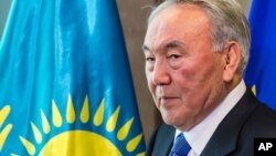 Ekspertlarning aytishicha, saylov surilgani iqtisodda kutilayotgan muammolar, ayniqsa, Rossiyadagi iqtisodiy tanglik Qozog'istonni ham tortib ketishi mumkinligiga oid xavotirlar bilan bog'liq.