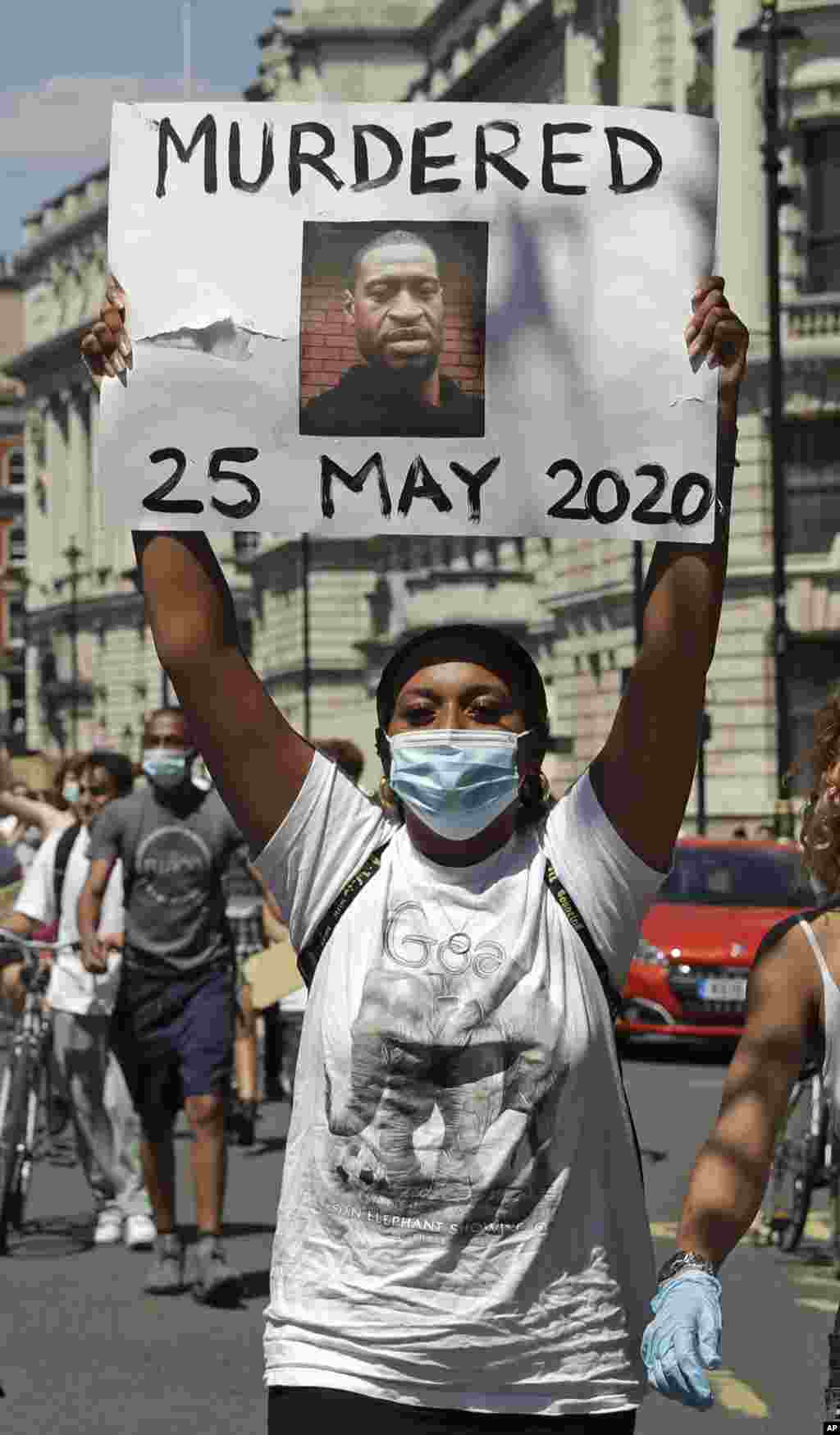 ពលរដ្ឋ បាន​ដើរក្បួន​ឆ្ពោះ​ទៅ​កាន់​ទីលាន Trafalgar នៅ​កណ្តាល​ទីក្រុង​ឡុងដ៍ នៅ​ថ្ងៃអាទិត្យ ទី ៣១ ខែឧសភាឆ្នាំ ២០២០ ដើម្បី​តវ៉ា​អំពី​ការស្លាប់​របស់​លោក George Floyd ដែល​ជា​ពលរដ្ឋ​អាមេរិក​ដើមកំណើត​អាហ្រ្វិក។ (AP) 