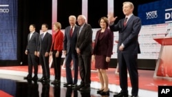 Demokratski kandidati za predsedničku nominaciju na sceni u Los Anđelesu (Foto: AP) 