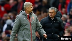 L'entraîneur d'Arsenal, Arsène Wenger, s'entretien avec Jose Mourinho, coach de Man. U (19 nov. 2016)