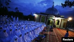 Warga shalat bersamadi luar sebuah masjid di Banda Aceh. (Foto: Dok)