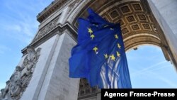 Bendera Uni Eropa di bawah Arc de Triomphe, di Place de l'Etoile, Paris, 1 Januari 2022. (Alain JOCARD / AFP)