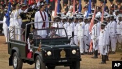 Presiden Srilanka Mahinda Rajapaksa (berdiri paling depan dalam mobil Jeep), melakukan inspeksi militer bersama para komandan pasukan militer Srilanka dalam perayaan HUT ke-3 kemenangan atas pemberontak Macan Tamil di Colombo (19/5).