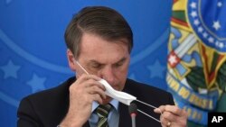 Le président brésilien Jair Bolsonaro avant une conférence de presse sur le coronavirus au Palais présidentiel Planalto à Brasilia, le 18 mars 2020. (Photo AP)