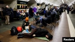 Người dân trú ẩn tại một ga tàu điện ngầm trong thời gian có cảnh báo không tập, tại Kyiv, Ukraine, ngày 25 tháng 12 năm 2024.