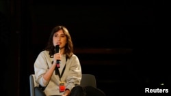 Jurnalis Italia Cecilia Sala, yang ditahan oleh polisi di Teheran baru-baru ini, tampil dalam sebuah acara di Milan, Italia, pada 16 Februari 2024. (Foto: Chora Media/via Reuters)