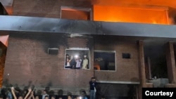 ঢাকার ধানমন্ডি-৩২ নম্বরের বঙ্গবন্ধু শেখ মুজিবুর রহমানের বাড়িতে (বঙ্গবন্ধু জাদুঘর) ব্যাপক ভাঙচুর ও অগ্নিসংযোগ করা হয়েছে। বুধবার, ৫ ফেব্রুয়ারি, ২০২৫।