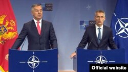 Міло Джуканович і Єнс Столтенберґ на прес-конференції у Брюсселі після підписання протоколу.