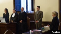 Mantan pelayan Paus Benediktus, Paolo Gabriele (dua dari kanan) mendengarkan putusan dari pengadilan Vatikan (6/10). Pengadilan menjatuhkan huluman penjara 18 bulan atas keterlibatannya dalam pencurian surat-surat pribadi paus dan membocorkannya ke wartawan.