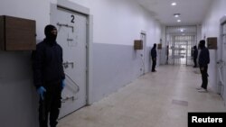 Reuters haber ajansının konuştuğu Kürt yetkililere göre Suriye'nin kuzeyindeki IŞİD militanlarının bulunduğu hapishaneyi denetleyen SDG, tesisin Esat rejimini deviren HTŞ yönetimine teslim edilmesine karşı.