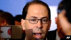 Le nouveau Premier ministre tunisien Youssef Chahed répond aux questions des journalistes au palais présidentiel à Tunis, 3 août 2016.