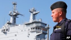 ফাইল ছবি - ভ্লাদিভস্তক যুদ্ধ জাহাজের পাশে এক রুশ নাবিককে দেখা যাচ্ছে। 