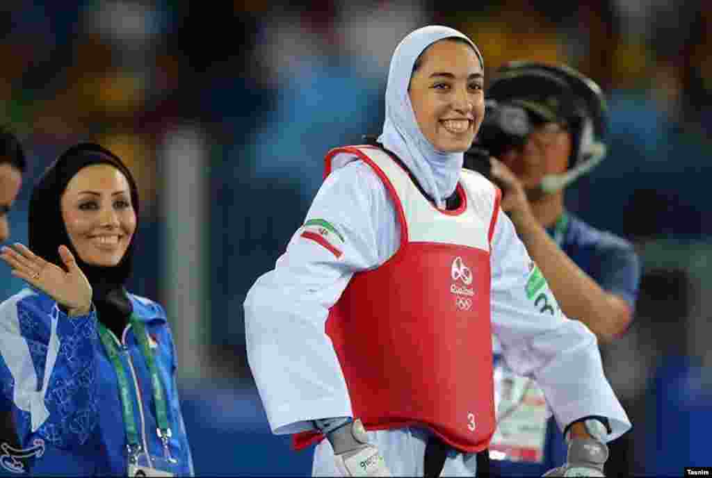 شادی کیمیا علیزاده بعد از کسب مقام سوم المپیک.