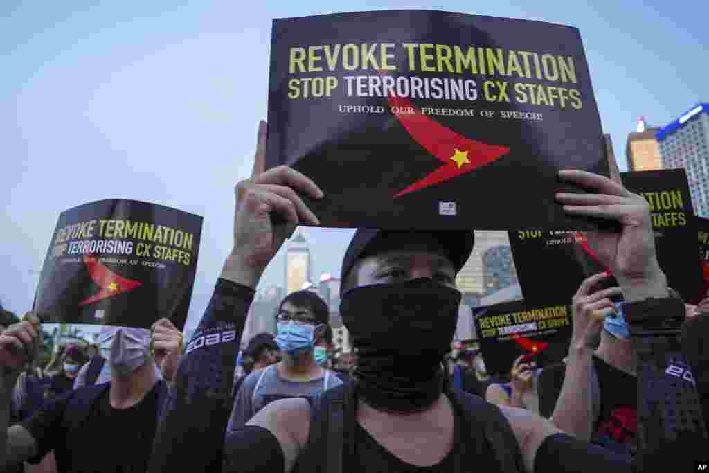 示威者在港岛中区爱丁堡广场举着标语牌抗议国泰航空屈服北京压力打压员工 （2019年8月28日）