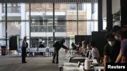 La gente se prepara para emitir su voto en un colegio electoral durante las elecciones generales, en Santiago, Chile, el 21 de noviembre de 2021.