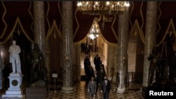 La comitiva de legisladores de la Cámara de Representantes recorre el Capitolio para hacer entrega formal de los cargos contra el expresidente Donald Trump, el 25 de enero de 2021.