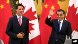 加拿大总理特鲁多与中国总理李克强星期三在北京人大会堂举行联合新闻发布会。（2016年8月31日）
