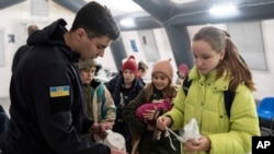 Un trabajador humanitario prepara té para niños en una carpa con calefacción de los centros de ayuda "Puntos de Invencibilidad" en Bucha, Ucrania, el 28 de noviembre de 2022.