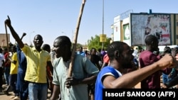 Les partisans de l'opposition nigérienne scandent des slogans alors qu'ils participent à une manifestation dans les rues de Niamey, le 23 février 2021 pour protester contre les résultats du second tour de la présidentielle du pays.