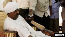 L’ancien chef des services de renseignements soudanais Salah Abdallah Mohamed Saleh, alias Salah Gosh, face aux médias à Khartoum (Soudan) le 10 juillet 2013. 