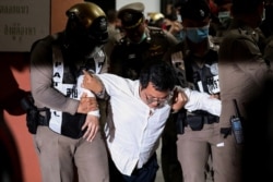 រូបឯកសារ៖ លោក Anon Nampa មេធាវីថៃការពារសិទ្ធិមនុស្ស ត្រូវបានប៉ូលិសថៃនាំខ្លួនចូលស្ថានីយប៉ូលិសនៅទីក្រុងបាងកក ប្រទេសថៃ កាលពីថ្ងៃទី ៧ ខែសីហា ឆ្នាំ២០២០។