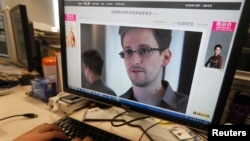 A picture of Edward Snowden, a contractor at the National Security Agency (NSA), is seen on a computer screen displaying a page of a Chinese news website, in Beijing in this June 13, 2013 photo.