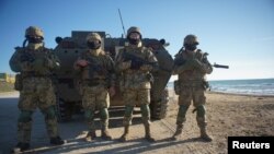 Soldados ucranianos en maniobras en la región de Odessa, junto al Mar Negro.