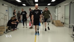 ទាហាននិងអ្នកបង្ហាត់របាំអ៊ុយក្រែនដែលរងរបួស ទទួលបានជើងសិប្បនិម្មិតក្រោមជំនួយសប្បុរសធម៌