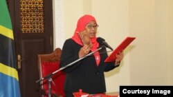Samia Suluhu Hassan akiapa kuwa Rais wa Jamhuri ya Muungano wa Tanzania. Picha na Global Publisher TV, Tanzania.)