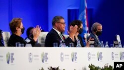 Presiden konferensi iklim COP26, Alok Sharma (kedua dari kiri) dan Sekretaris Eksekutif UNFCCC Patricia Espinosa bertepuk tangan saat penutupan Konferensi Iklim PBB COP26 di Glasgow, Skotlandia, Sabtu, 13 November 2021.